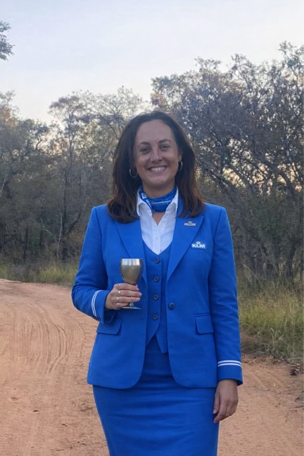 Loes glimlachend buiten